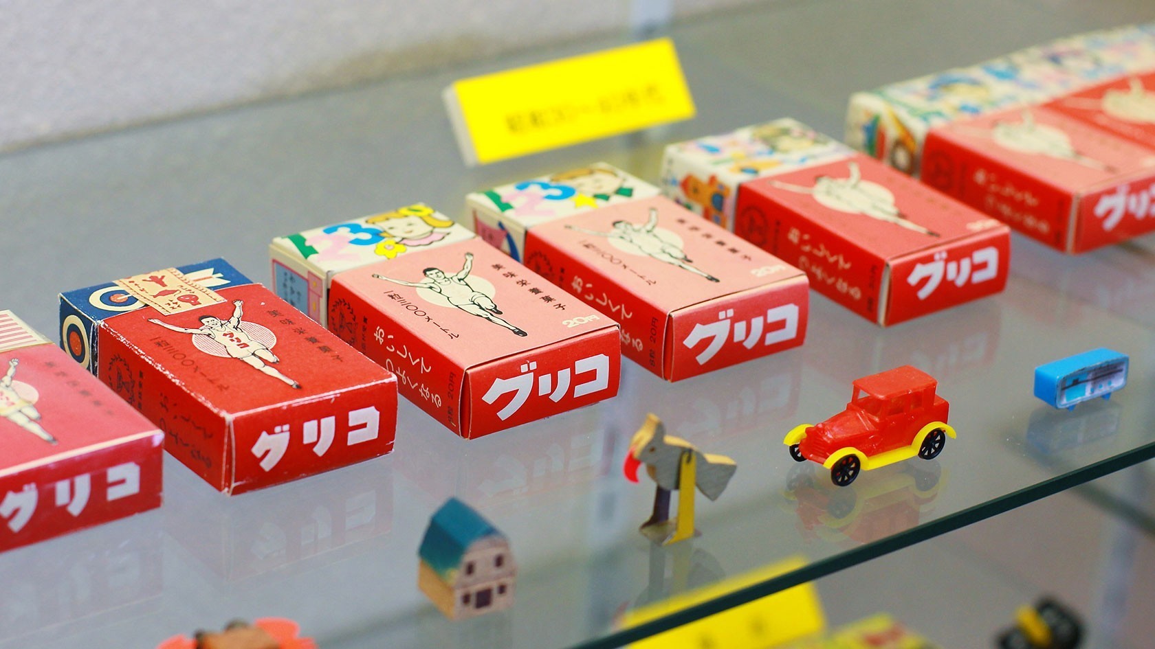 食べる」と「遊ぶ」を一箱に！グリコの歴代おもちゃを振り返る