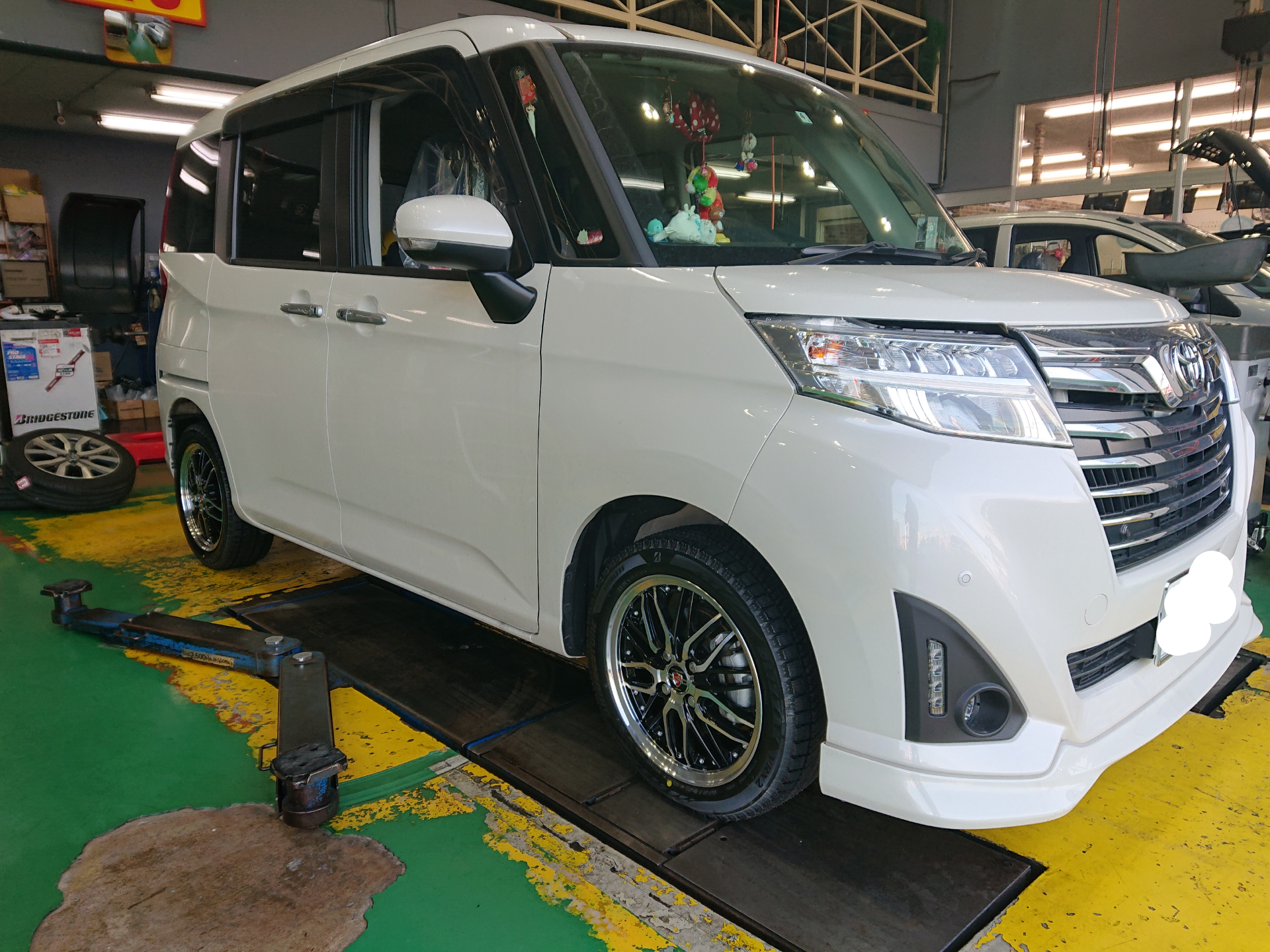 トヨタ ルーミー スタッドレスホイールセット交換作業！ | 店舗お