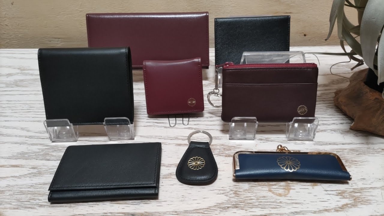 皇居]⑩の続き。売店で買える菊の御紋の革財布、革製品など。令和6年12